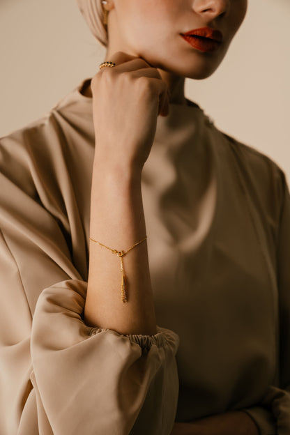 Model wearing Amira 18k gold Lapis Lazuli and Pearl bracelet by Hafeez Jewellery London
