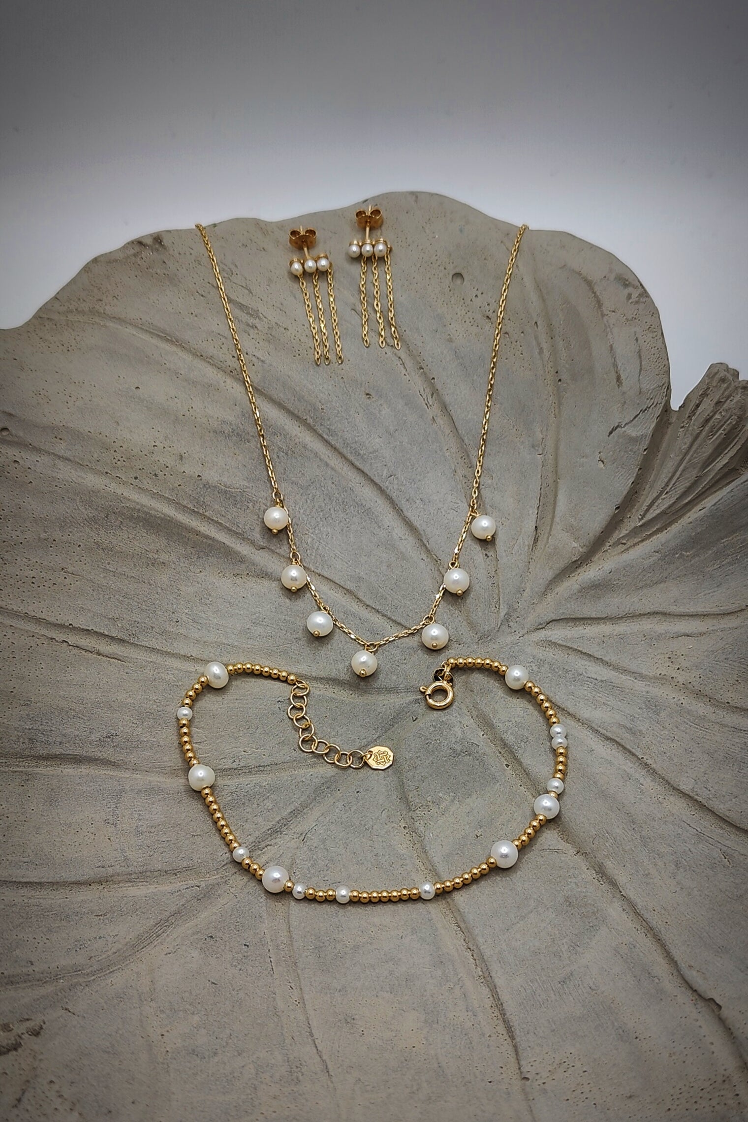 Hafeez Jewellery London 18k Yellow Gold Lulua Beaded Bracelet and Necklace, Barsh stud earrings with Pearls